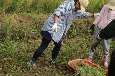 ぬかるみにはまる女性