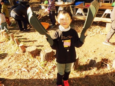 作業用具を持つ子供