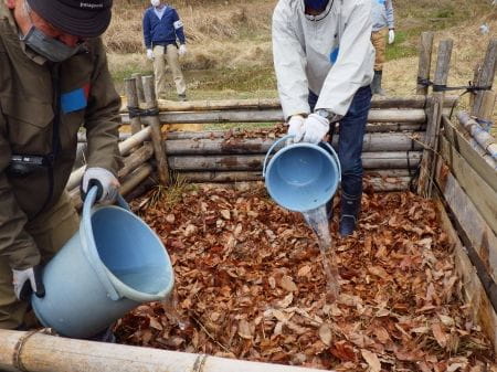 落ち葉に水をかける