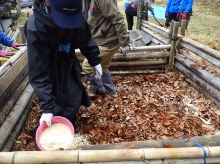 落ち葉にぬかをかける