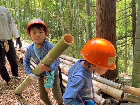 竹を持って進む