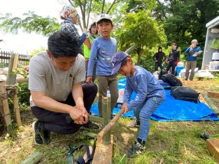 親子で竹を割る様子