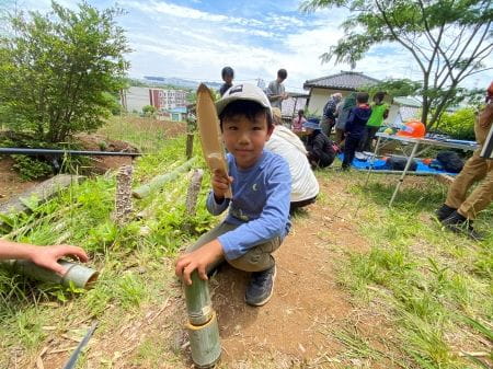 竹で作ったスコップ