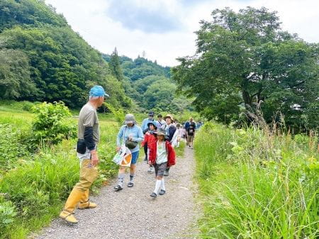田んぼに向かう様子