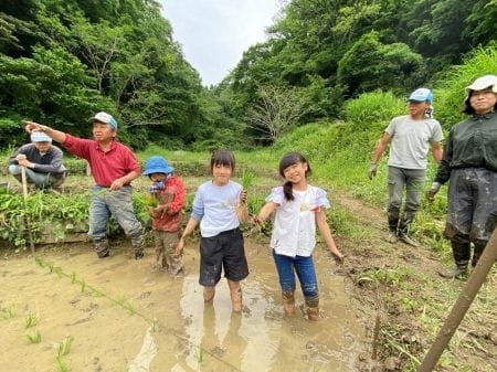 友だちと田植え