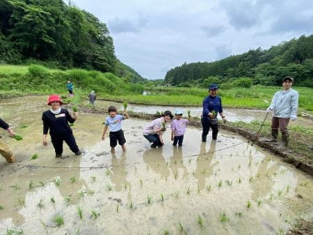 親子でニコニコ田植えの様子