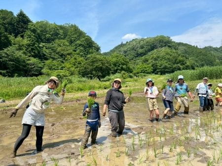 みんなで田植え後にハイチーズ