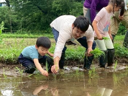 協力して田植え