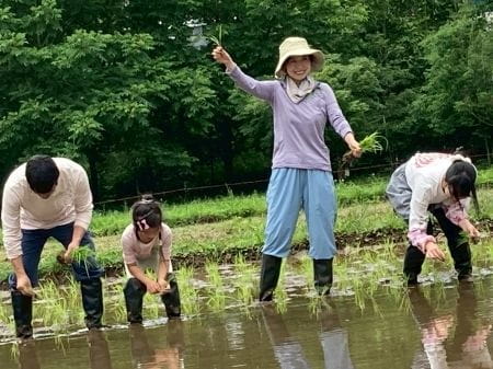 苗を両手に笑顔の女性