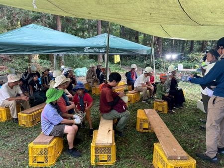 真剣に説明を聞く参加者