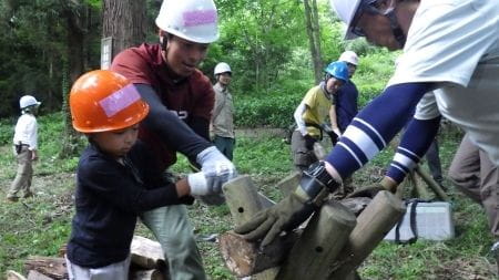 親子で力を合わせて薪割り