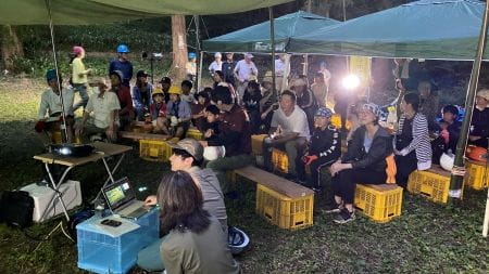 野外映画上映会のような講和風景