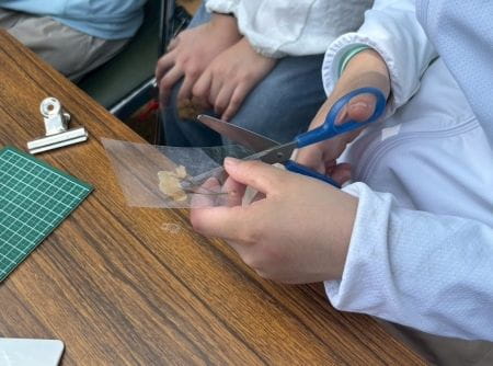 折花作りの細かい作業