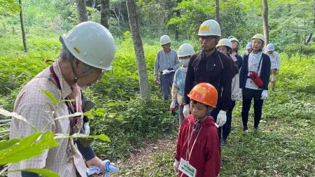 講師の話を真剣に聞く様子
