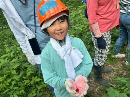 木苺を手に笑顔