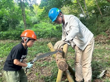 ノコギリで長い木をカット