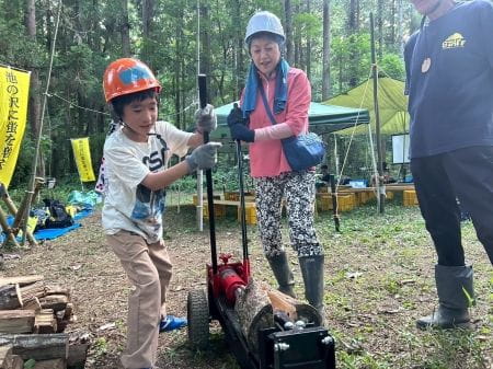 薪割り機で木を割る