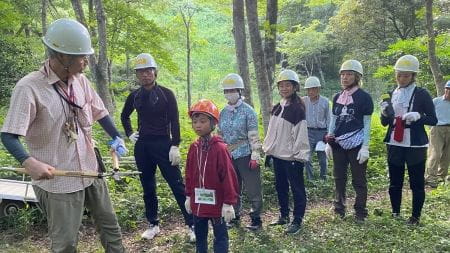 講師から下草刈りのコツを伝授