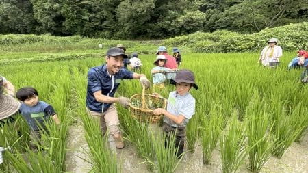活動中の笑顔の親子