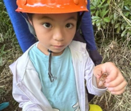 生き物を手に興奮する様子