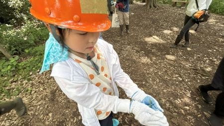 生き物を手の上でそっと持つ様子