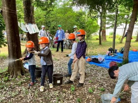作った水鉄砲で水を飛ばす様子