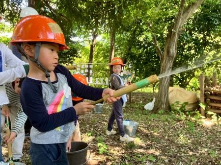 自分で作った水鉄砲を試す様子