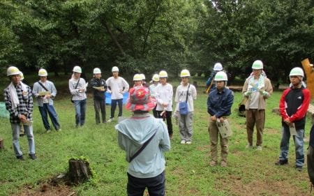 保全地域の歴史と特徴を講師から聞く