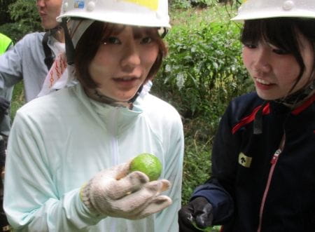 ゆずを手にする女学生