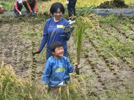 稲刈りをしてにこにこ
