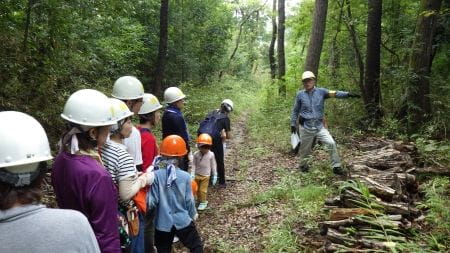 講師の方から説明を受けながら自然観察