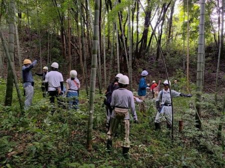 講師の方から竹の切り方のレクチャー