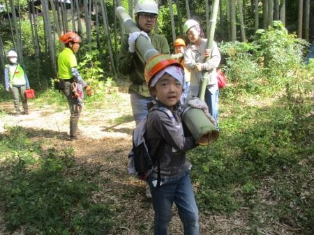 協力して竹を運ぶ