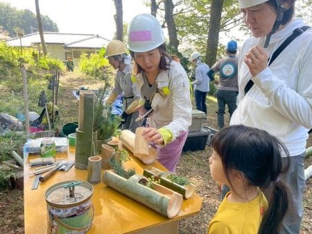 竹細工の見本を見てイメージを練る親子