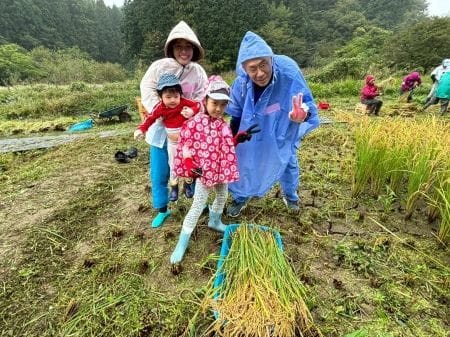 レインコートを着た家族