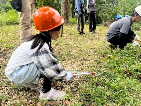 腰を低くして作業する少女