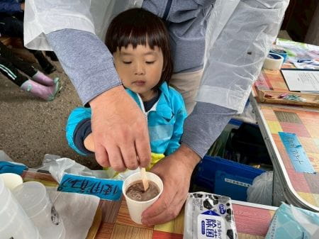 温かい飲み物を前にした子ども