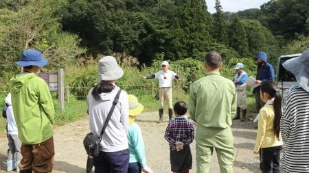 講師の方による稲刈りの説明