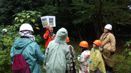 自然観察での講師の方の説明