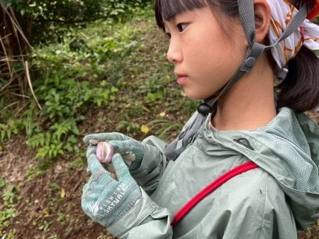 あけびの香りをかいだ後の少女