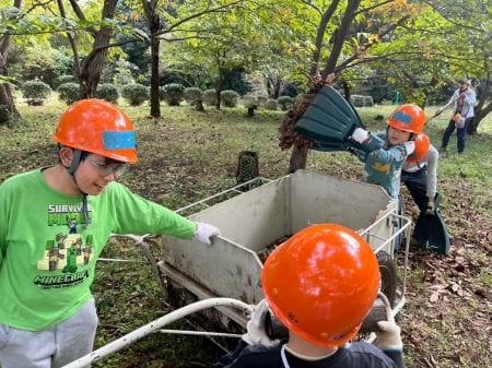 リヤカーに集める子どもたち