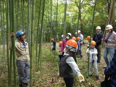 講師の方から竹について学ぶ