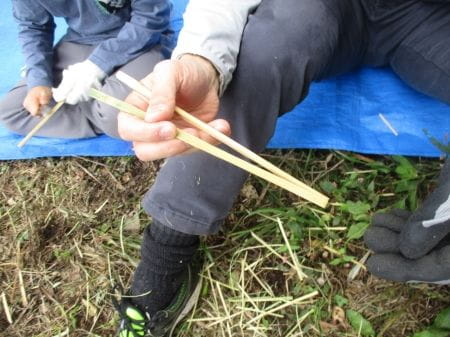 完成した箸を披露