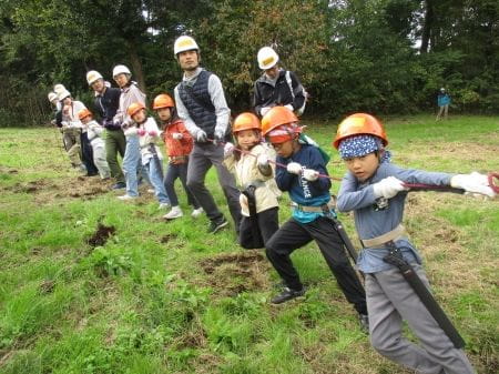 体を斜めにして木を引っ張る