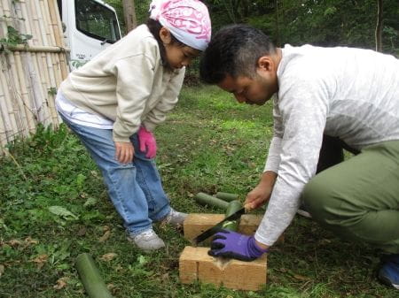 親子で竹を切る様子