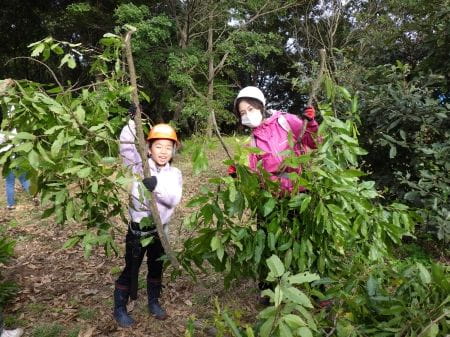 伐採した木を持って親子で記念撮影