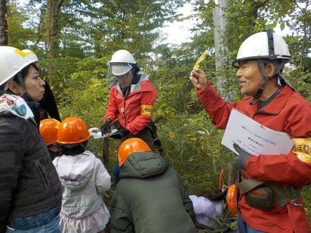 講師の方による保全地域の動植物の説明