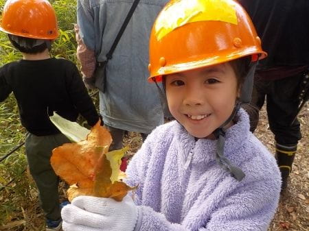 大きな落葉をもってにっこりの少女