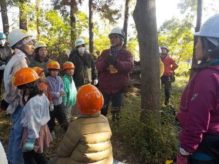 講師の方による木ノコギリの使い方レクチャー