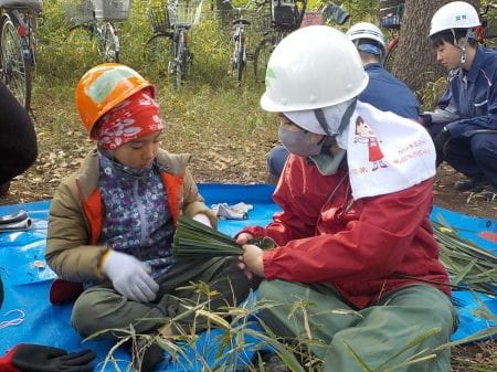 親子で一緒にハエタタキを作る様子